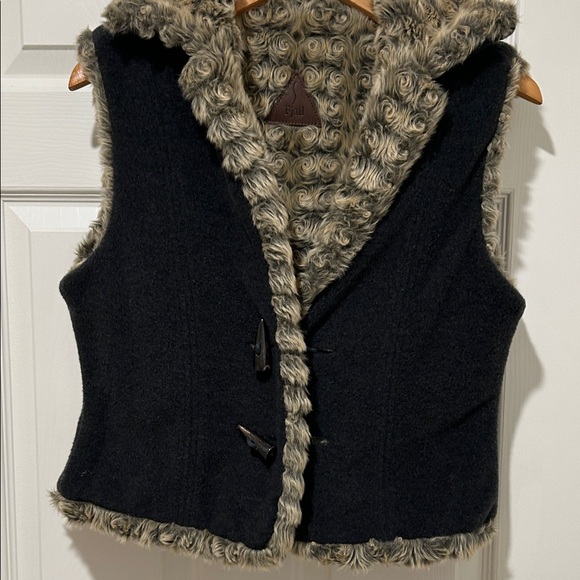 Fjall Faux Fur Swirl Pattern Reversible Vest - Picture 3 of 7
